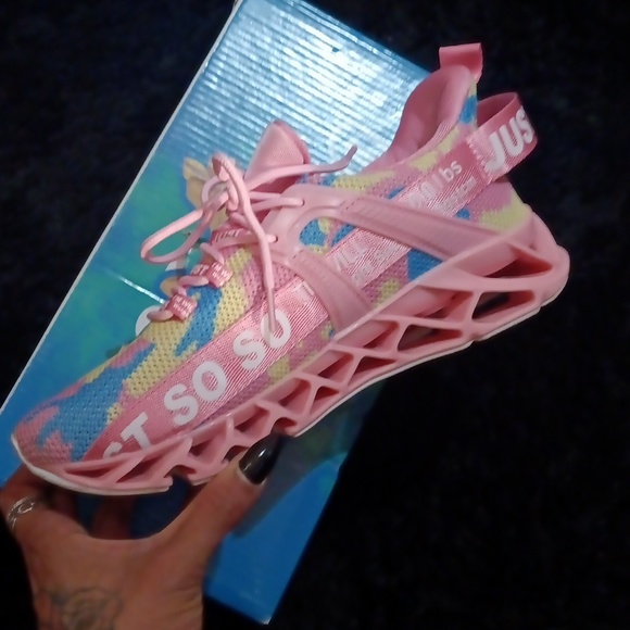 Woman's just so so running shoes - Picture 3 of 8